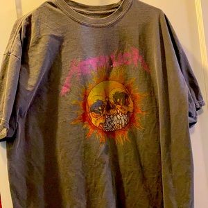 Vintage looK basic band tee. Featuring……. METALLICA!!! Awesome band memorabilia